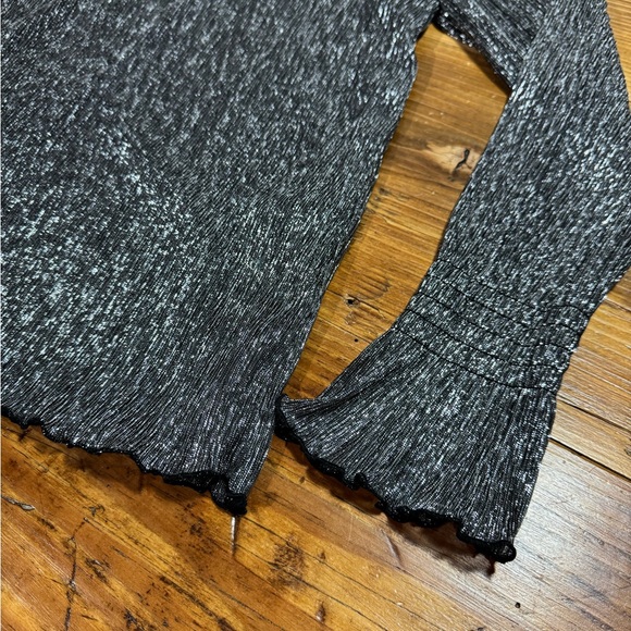 Chico’s Women’s Metallic Crinkle Mock Neck Smocked Bell Sleeve Top Size 2 Large - Picture 8 of 16